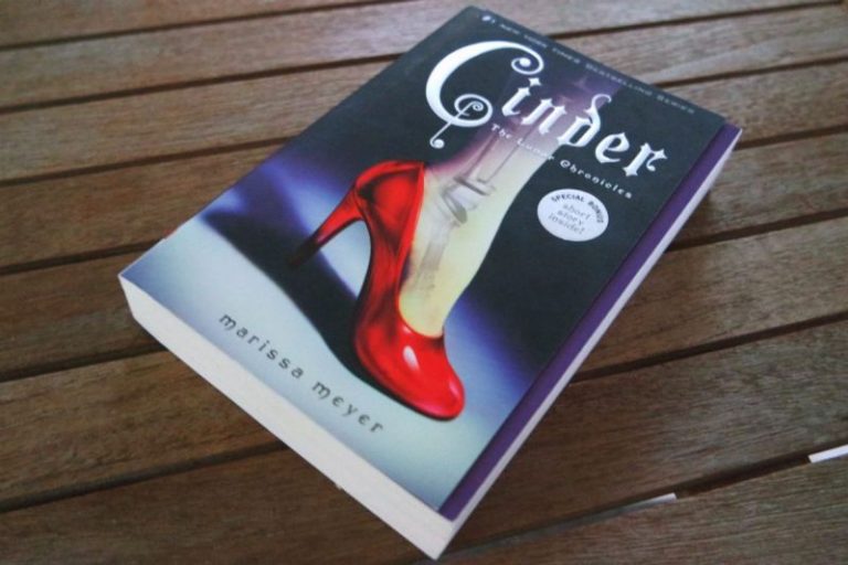 Recenzie „Cinder” de Marissa Meyer