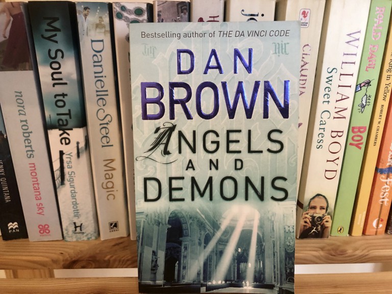 Recenzie „Îngeri și demoni” de Dan Brown
