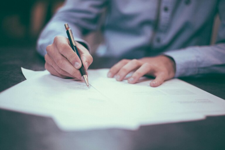 Contractul de editare în România: drepturi de autor, redevențe și clauze importante
